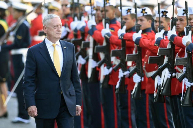James Mattis, secretário de Defesa dos EUA, passa pela guarda de honra ao chegar em Brasília | EVARISTO SA/AFP