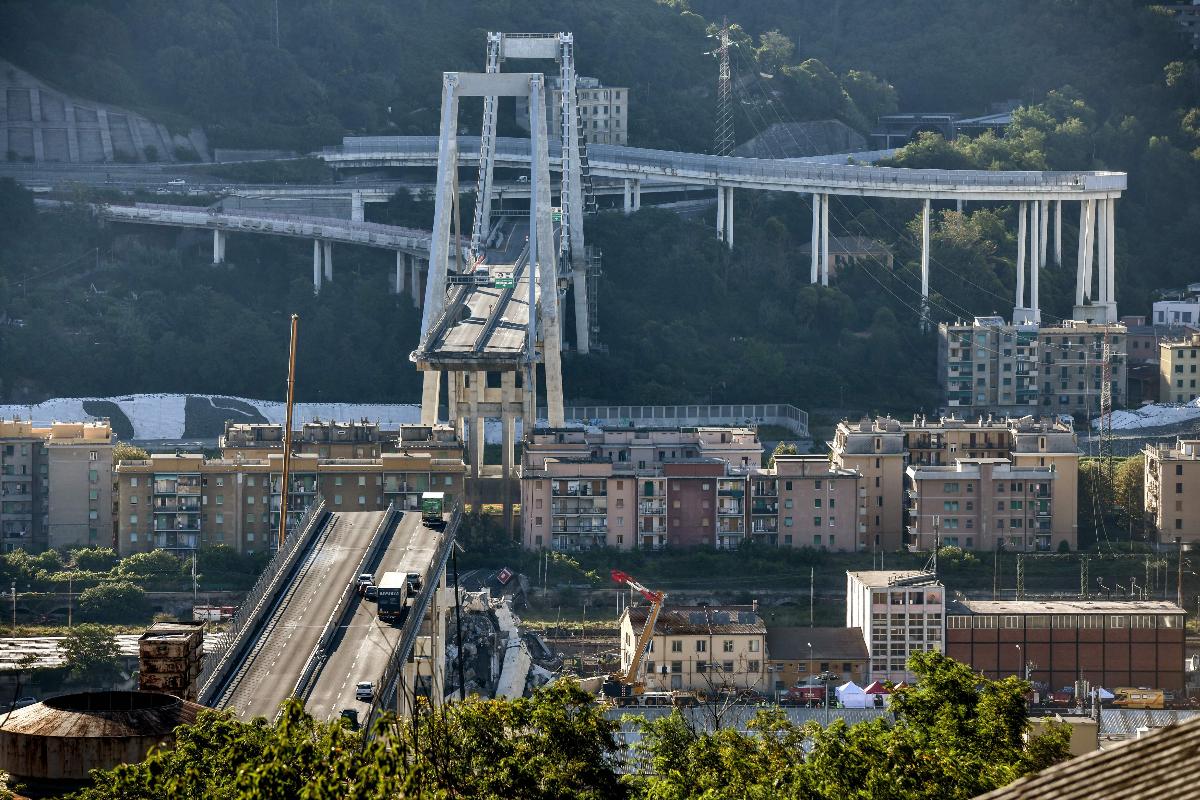 Vista da ponte mostra veículos abandonados na auto-estrada Morandi depois que uma seção desmoronou na cidade de Gênova, no noroeste da Itália | Piero CRUCIATTI/AFP