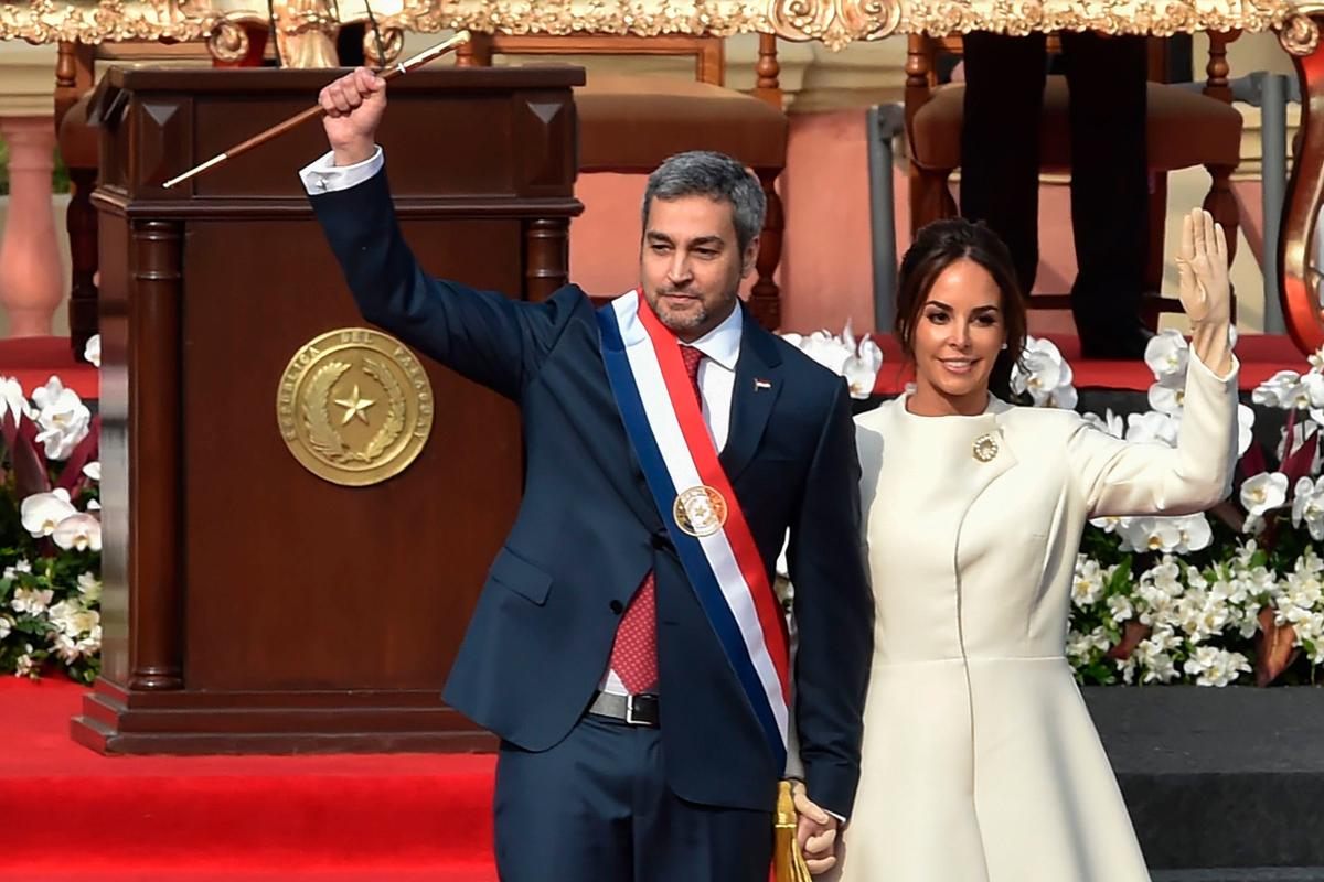 Novo presidente do Paraguai, Mario Abdo Benítez, caminha ao lado de sua esposa, Silvana Lopez Moreira, durante sua cerimônia de posse em Assunção, em 15 de agosto de 2018 | NORBERTO DUARTE/AFP