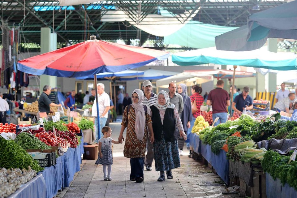 Pessoas fazem compras no Centro de Ancara, a capital turca | ADEM ALTAN/AFP