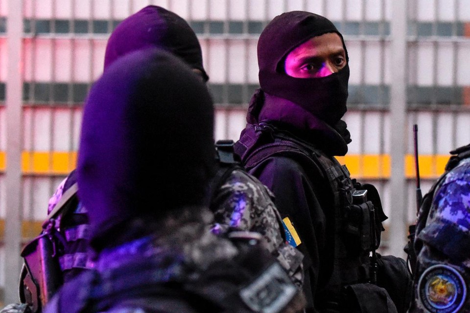Forças de segurança vistoriam prédio após explosão durante discurso do ditador venezuelano Nicolás Maduro no dia 4 | JUAN BARRETO/AFP