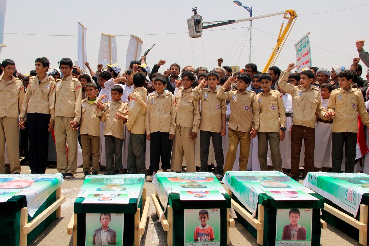 Durante funeral das vítimas, crianças iemenitas protestam contra os EUA e Riad | STRINGER/AFP