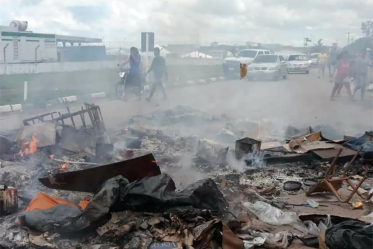 Restos de pertences de imigrantes venezuelanos queimados por moradores da cidade fronteiriça brasileira de Pacaraima | ISAC DANTES/AFP