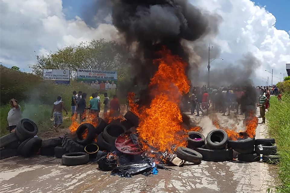 Moradores de Pacaraima queimaram pneus e pertences de venezuelanos no sábado | ISAC DANTES/AFP