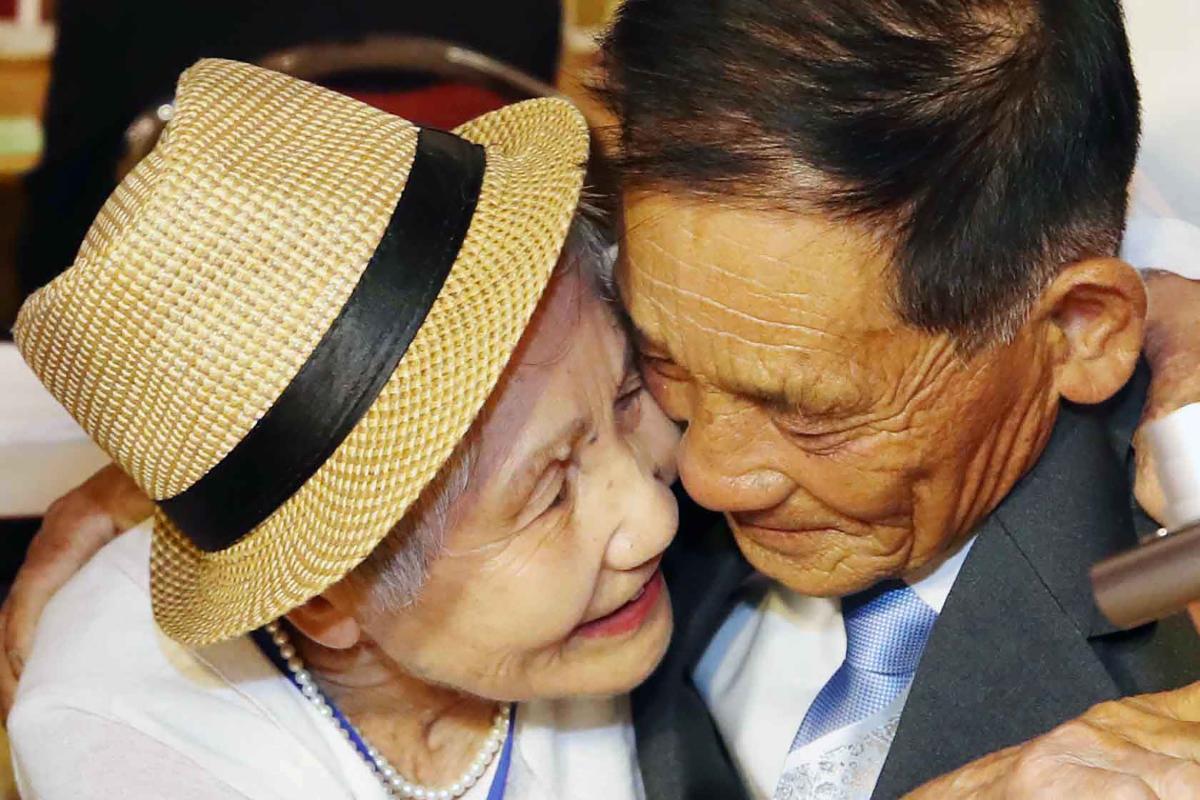 A sul-coreana Lee Keum-seom, 92 anos, se encontra com seu filho norte-coreano Ri Sung Chol, 71, durante um reencontro de famílias separadas no resort Mount Kumgang, costa sudeste da Coreia do Norte, em 20 de agosto de 2018 | YONHAP/AFP