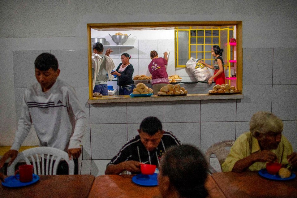 Venezuelanos tomam café da manhã em paróquia de Pacaraima (RR) | MAURO PIMENTEL/AFP