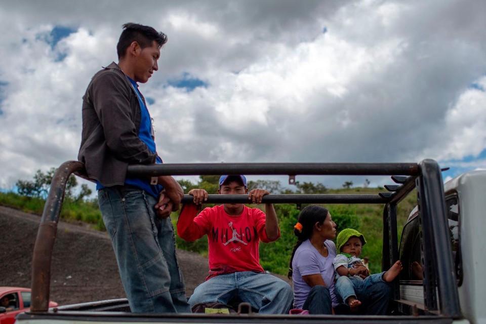 Venezuelanos cruzam a fronteira em um caminhão | MAURO PIMENTEL/AFP