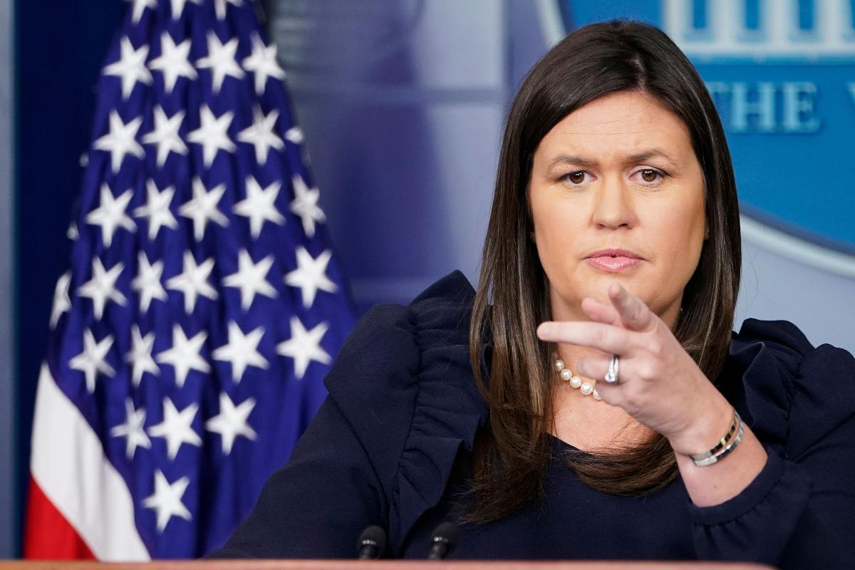 Sarah Sanders, porta-voz da Casa Branca, gesticula durante entrevista coletiva na Casa Branca | MANDEL NGAN/AFP