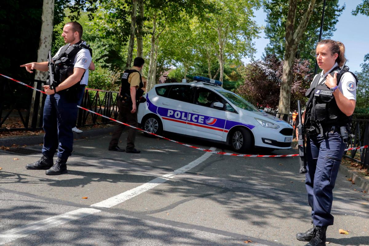 Policiais franceses isolam uma estrada em Trappes, a sudoeste de Paris, em 23 de agosto de 2018, após um ataque com faca | THOMAS SAMSON/AFP