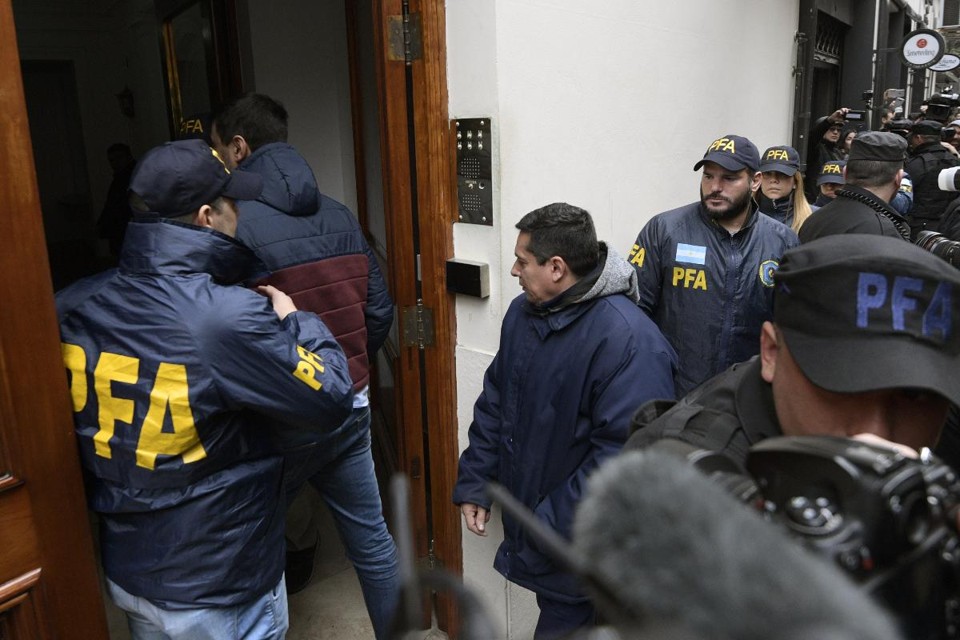 Polívia Federal da Argentina entra no prédio do apartamento de Cristina Kirchner, na Recoleta, em Buenos Aires | JUAN MABROMATA/AFP