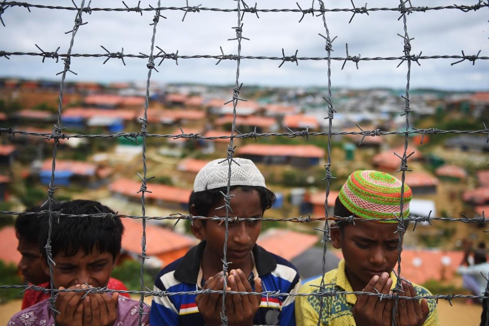Refugiados Rohingya oram enquanto participam de uma cerimônia organizada para lembrar o primeiro aniversário de uma repressão militar que provocou um êxodo em massa de Mianmar para Bangladesh | DIBYANGSHU SARKAR/AFP