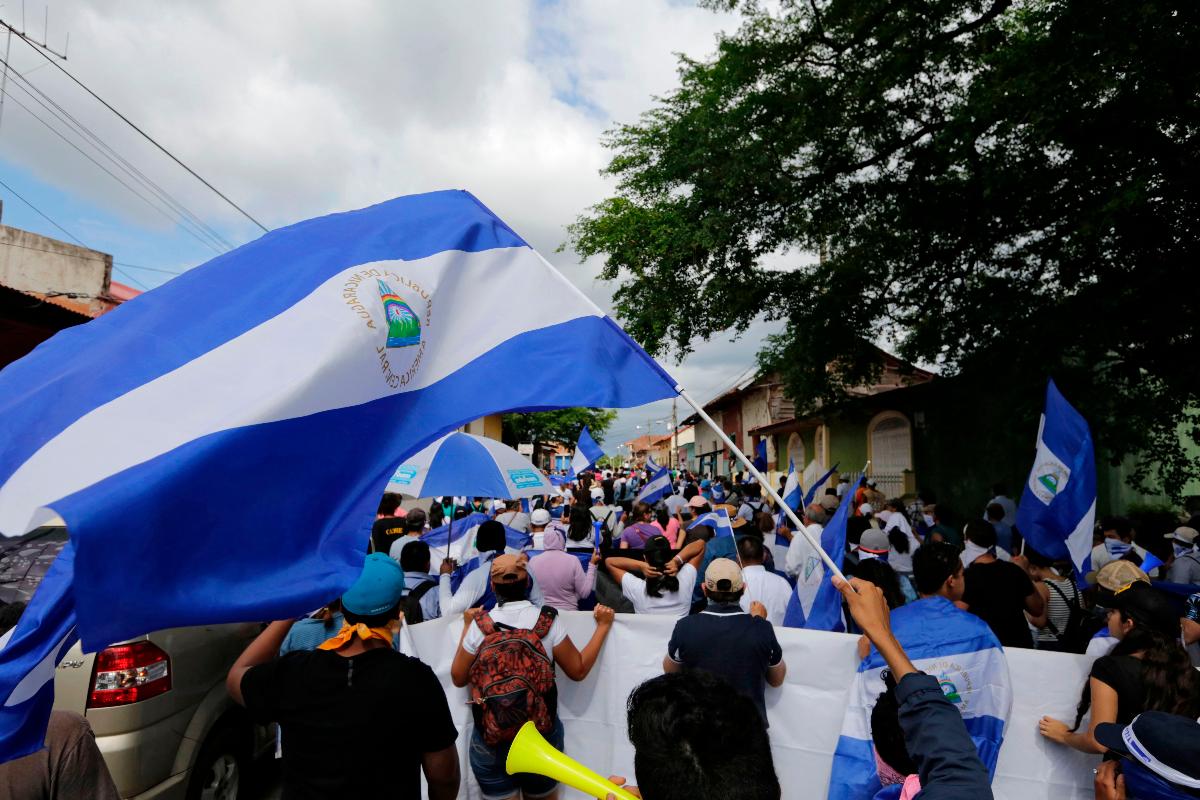 Emilia Mello participou de uma marcha apelidada de "Nicarágua unida nunca será derrotada" em Granada, Nicarágua, em 25 de agosto | INTI OCON/AFP