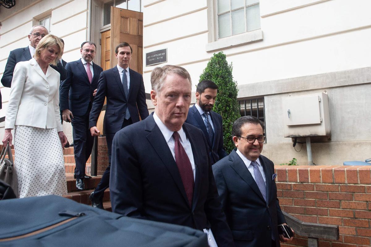 Representante de Comércio dos EUA, Robert Lighthizer (esquerda), ao lado do secretário de Economia do México, Ildefonso Guajardo | NICHOLAS KAMM/AFP