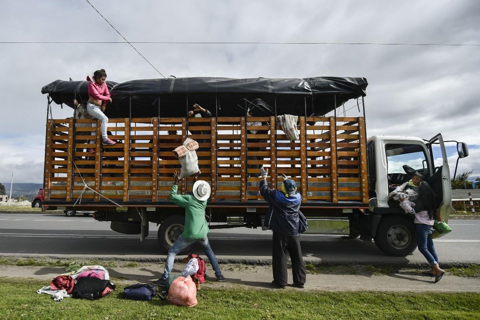 Família de venezuelanos pega carona em um caminhão para chegar ao Peru | LUIS ROBAYO/AFP