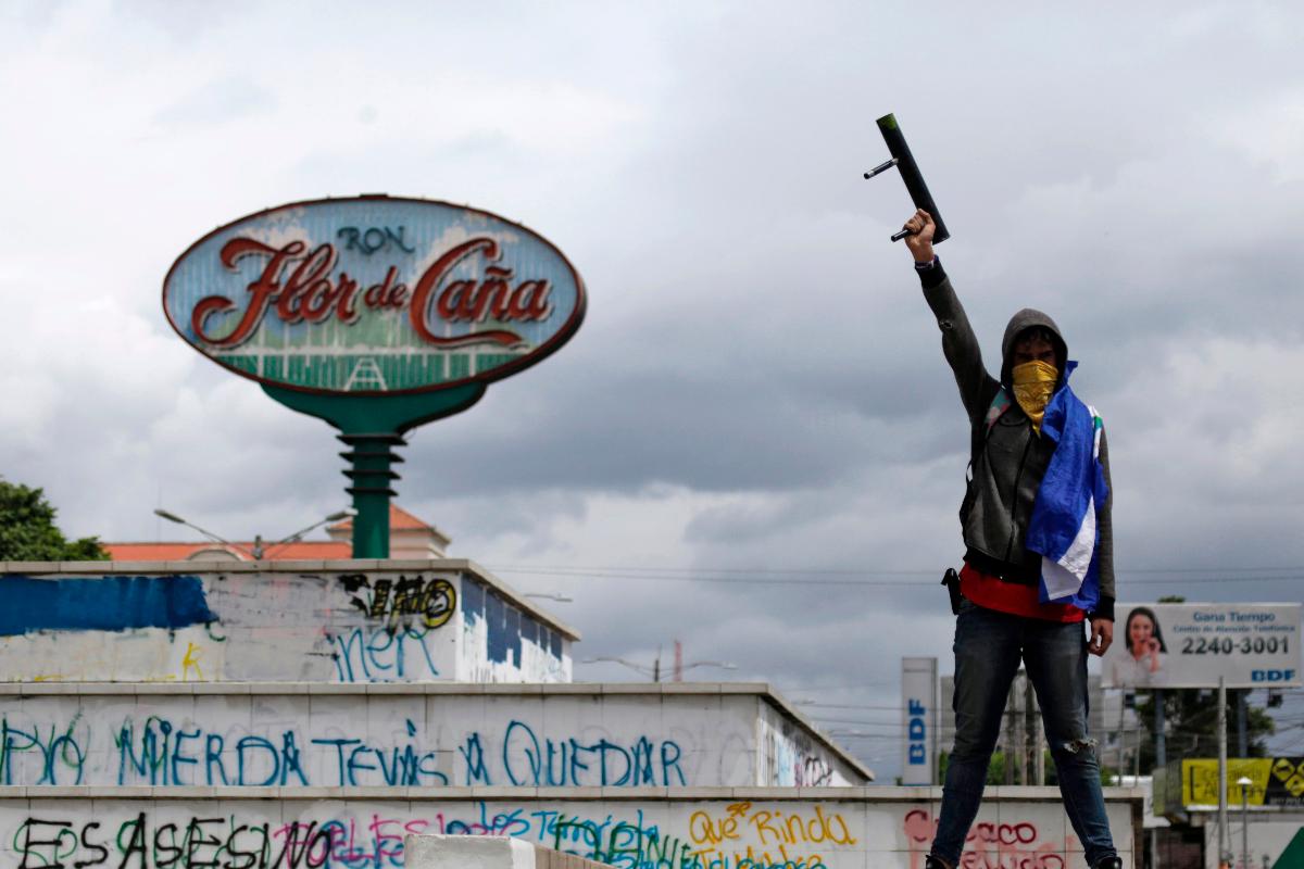 Homem segura arma caseira durante protesto em Manágua | INTI OCON/AFP