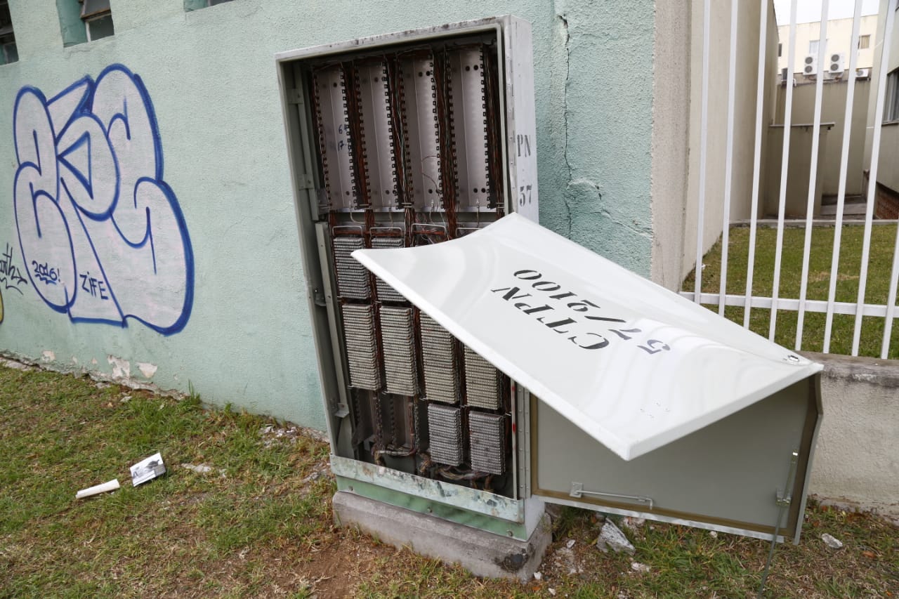 Na última semana, ladrões arrombaram a caixa de telefonia na Rua Brasílio Itiberê | Foto: Aniele Nascimento/Gazeta do Povo