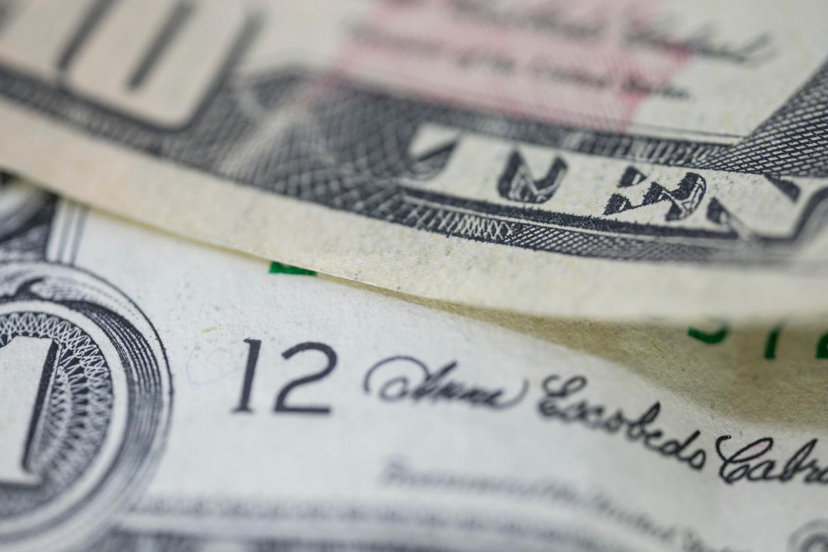 Moeda está cotada em R$ 4,30, em média, nas casas de câmbio, pesando no bolso de quem tem viagem marcada. | Marcelo AndradeGazeta do Povo