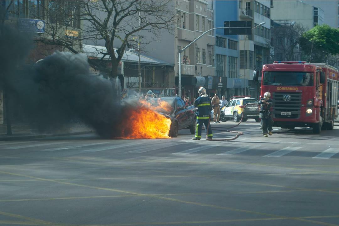 Veículo ficou parado no meio da rua no Centro da capital. | Luís Felipe Mercadante/Los Siete