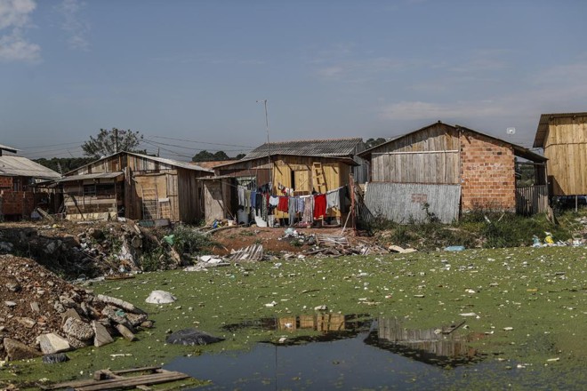 Região da Vila 29 de Outubro, na Caximba, está na mira da prefeitura para realocação de moradores. | Jonathan Campos/Gazeta do Povo