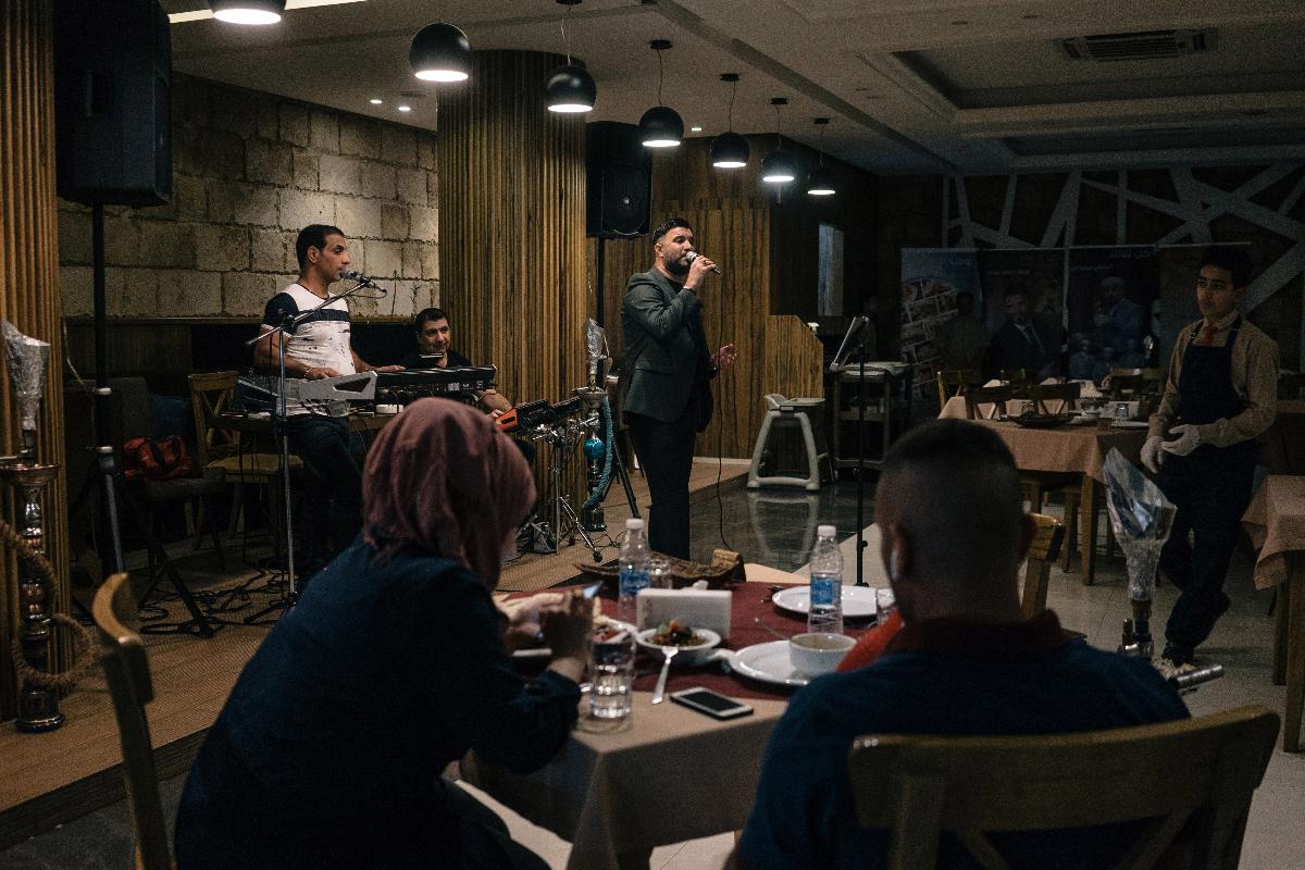 Uma banda toca música iraquiana no restaurante Shawarma, em Bagdá, no Iraque, em 5 de julho de 2018 | Alice Martins/The Washington Post