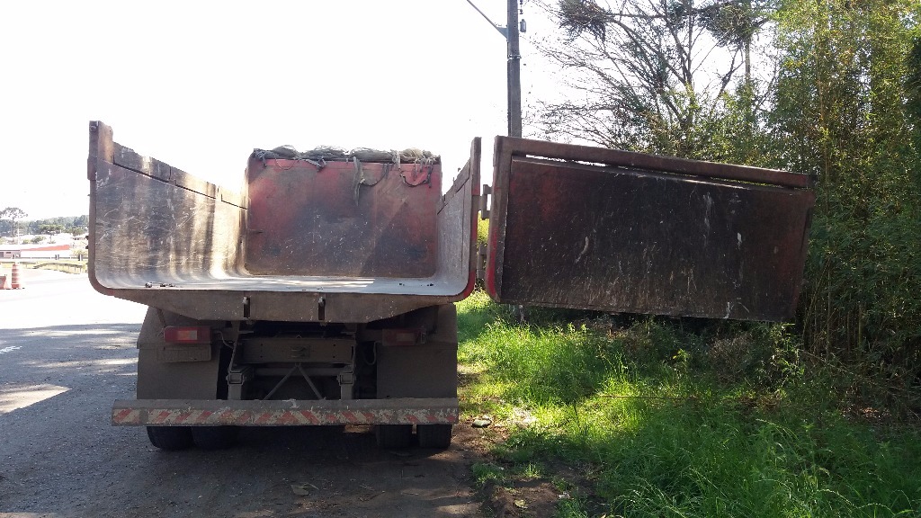 A porta da caçamba estava presa com uma porca e um parafuso, mas a porca se soltou | Divulgação/PRF