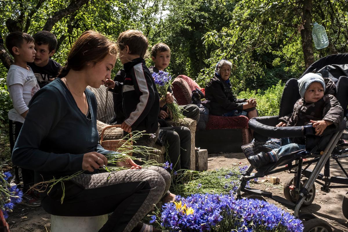 Ciganos preparam flores para serem vendidas em Kiev, capital da Ucrânia | BRENDAN HOFFMANNYT