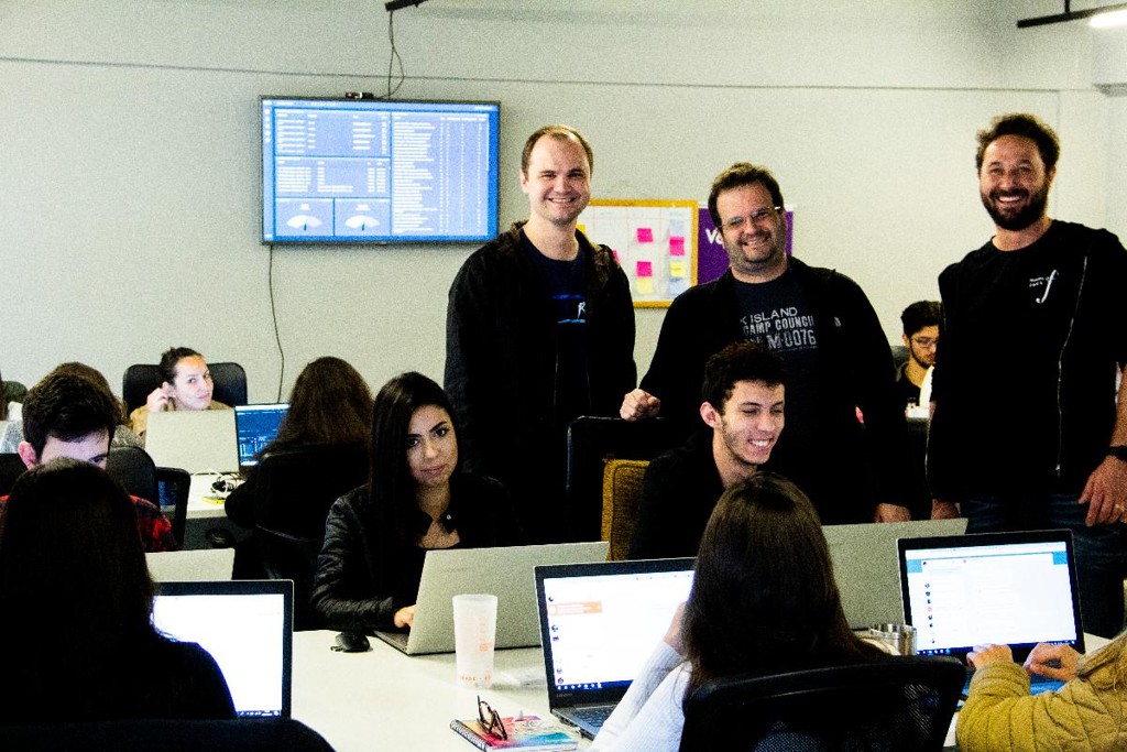 Ricardo Steinmacher, Ilan Kriger e Bernardo Buschle (esq. para dir.) da Social Wave: inglês para apresentar a startup para grupos de investidores estrangeiros.