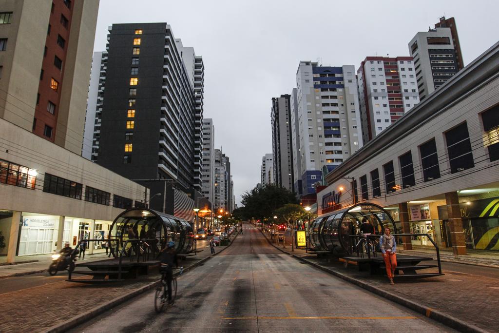 Feto foi abandonado em lixeira de área nobre de Curitiba. | Daniel Castellano/Arquivo Gazeta do Povo