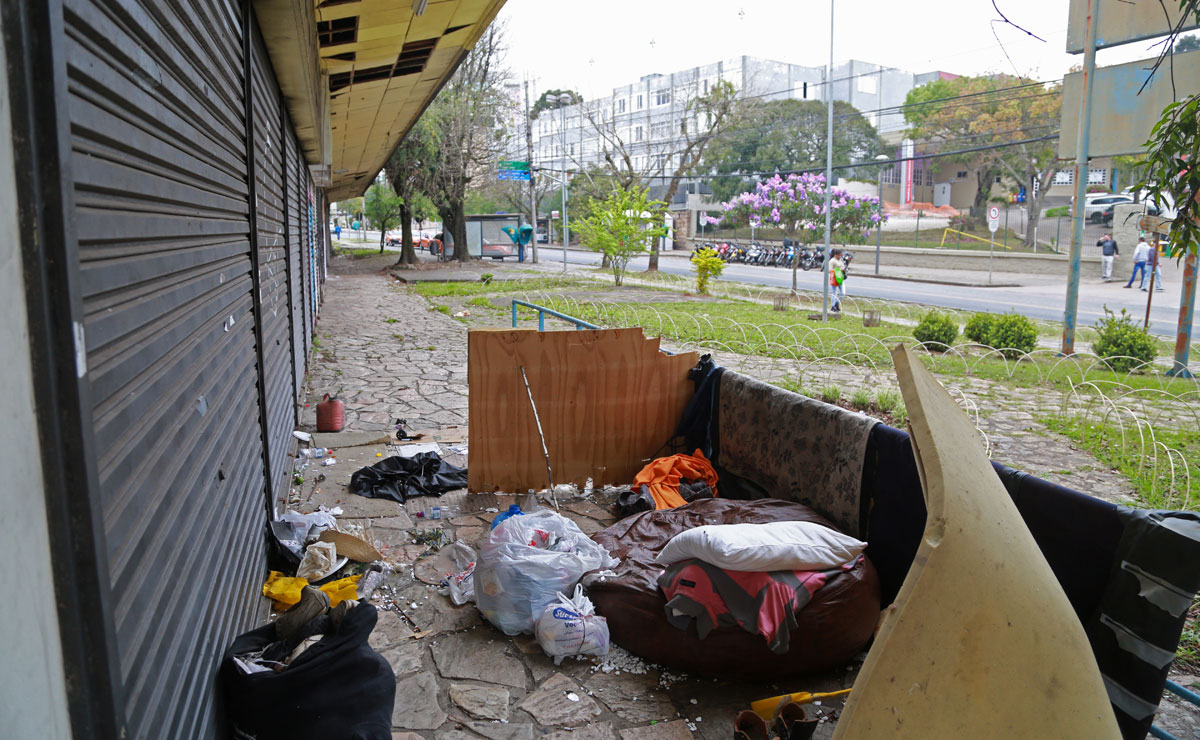 Abandono é vizinho de um dos maiores hospitais de Curitiba | Felipe Rosa/Tribuna do Paraná