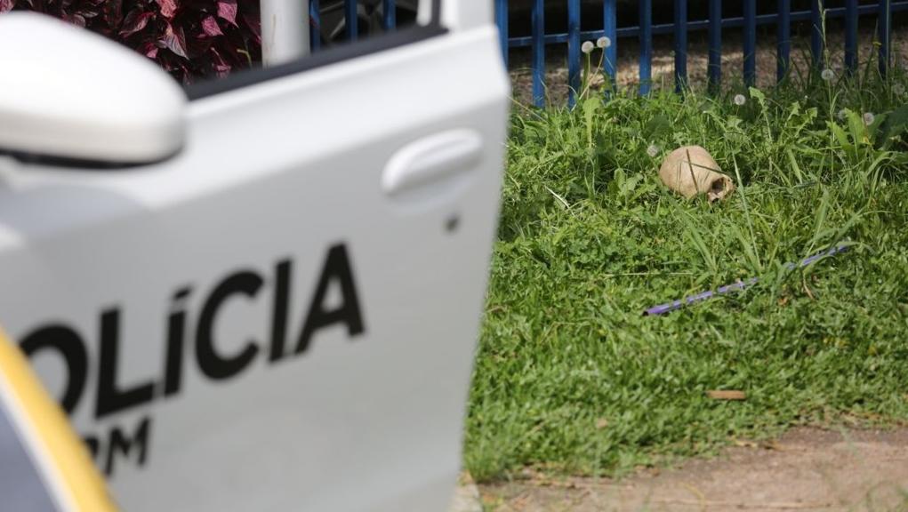 Essa não é a primeira vez que um crânio aparece no meio da rua em Curitiba: em março, outra ossada foi encontrada | Átila Alberti/Tribuna do Paraná