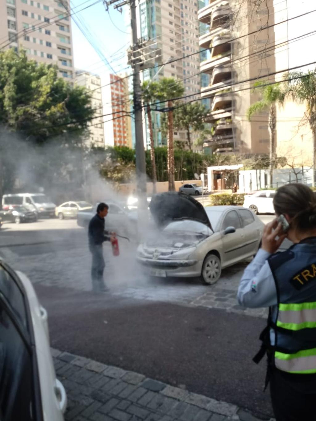 O carro pegou fogo na Avenida Iguaçu | Colaboração/