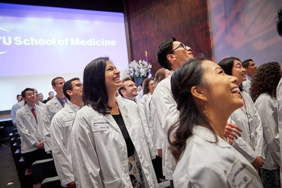 Alunos da faculdade de Medicina da NYU celebram o anúncio de que receberão cobertura total de suas mensalidades | Reprodução/ Facebook NYU School of Medicine