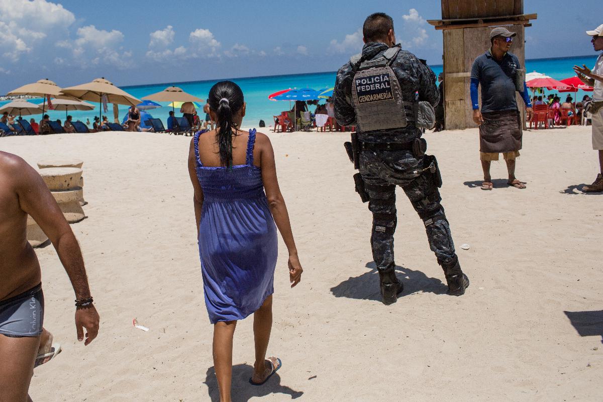 Policiais mexicanos patrulham praia em Cancún | Brett Gundlock/Bloomberg