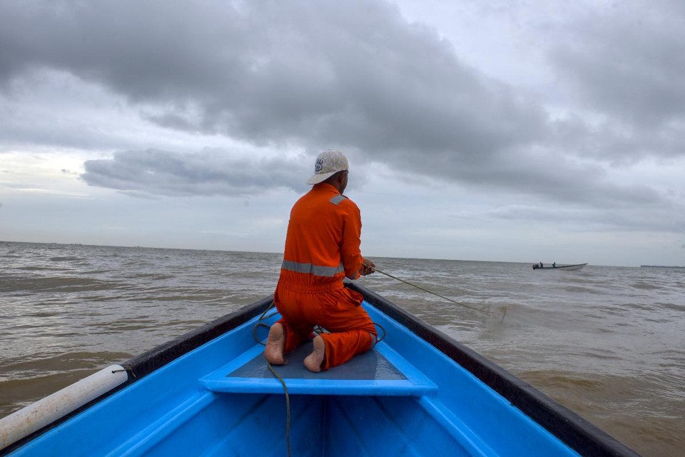 Pescador navega na costa de Trinidad e Tobago, ilhas próximas à costa da Venezuela | Jahi Chikwendiu/Washington Post