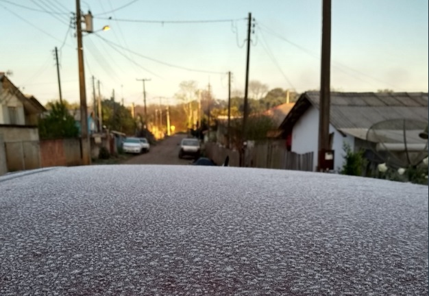 O município de Ipiranga, no centro-sul do Paraná, amanheceu coberto de gelo neste domingo (26) | Colaboração/Lucas André Cenovicz