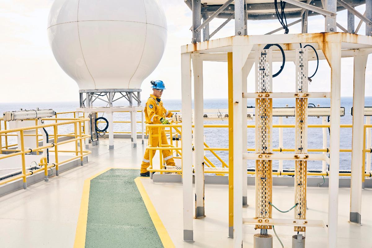 Trabalhador em plataforma de petróleo no mar territorial da Guiana | CHRISTOPHER GREGORY/NYT