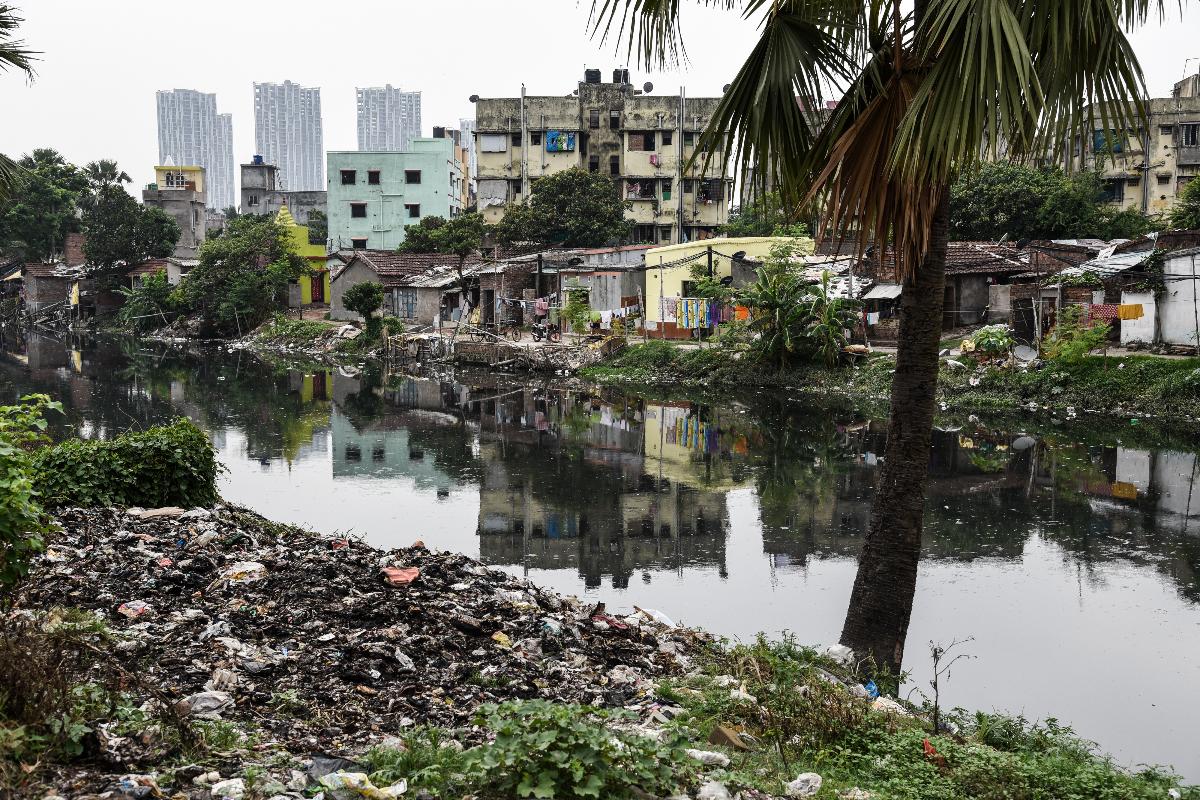 Um antigo assentamento construído entre os resíduos e as zonas pantganosas de Kolkata, no Leste da Índia | SAUMYA KHANDELWAL/NYT