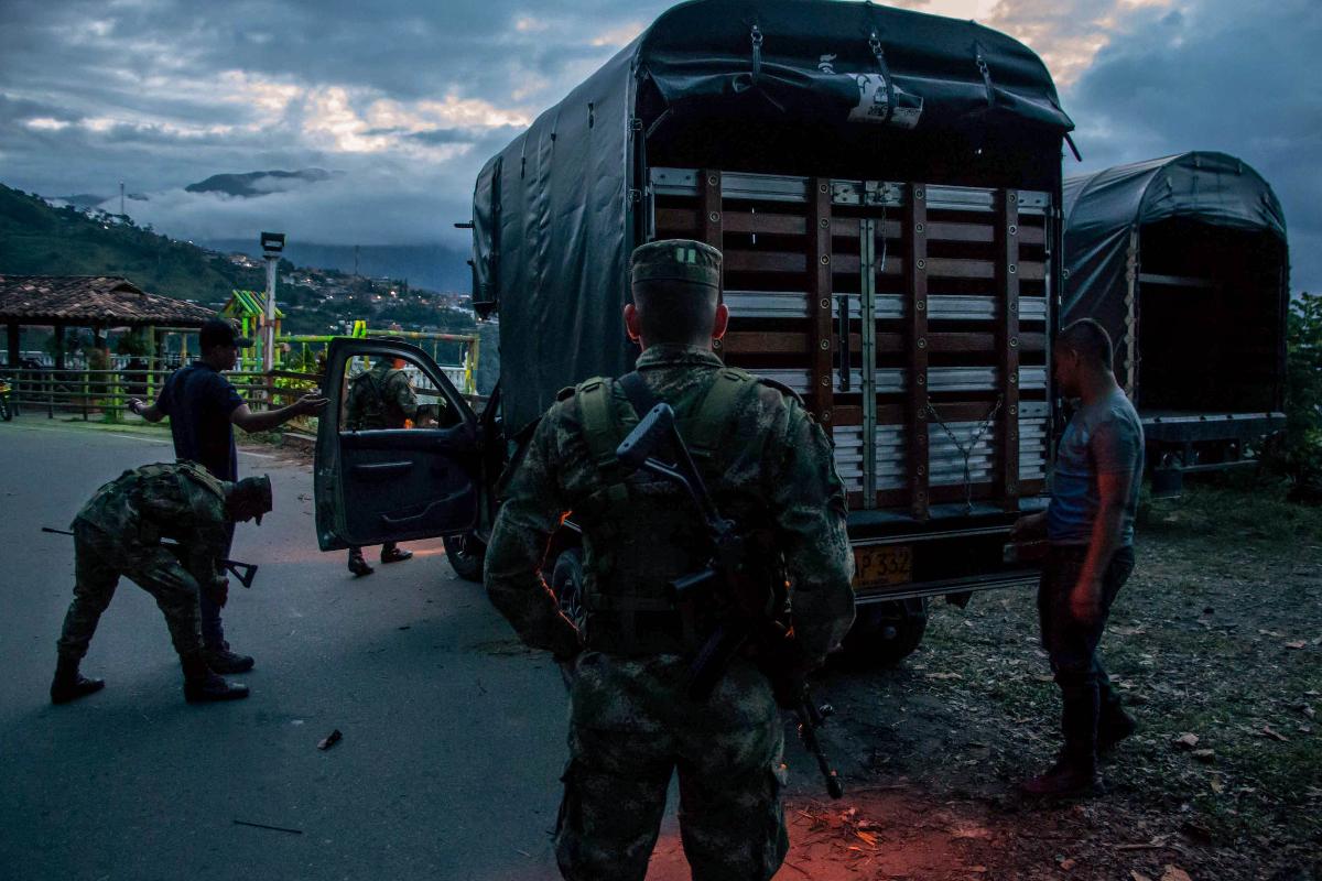 Soldados colombianos fazem blitz em Ituango, uma cidade que está no meio da disputa entre ex-guerrilheiros, paramilitares e narcotraficantes | Nicolas Bedoya/Bloomberg
