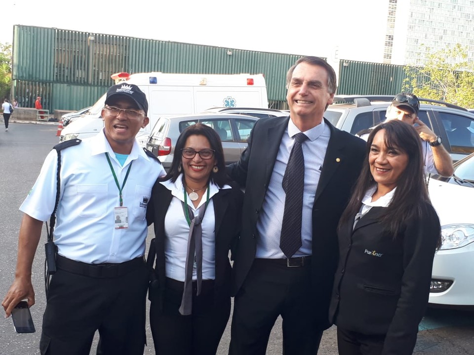 Fechamento da embaixada Palestina e ensino a distância contra marxismo: as novas ‘do mito’ De volta ao Congresso, o presidenciável Jair Bolsonaro parou para fazer fotos com simpatizantes . | Evandro Éboli/Gazeta do Povo