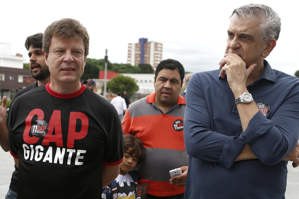 Márcio Lara, atual diretor do Atlético, com a camisa fruto de doação da loja do clube, e Mario Celso Petraglia,presidente do Conselho Deliberativo. A foto é do dia da eleição no Furacão, em 12 de dezembro de 2015. | Marcelo Andrade/Gazeta do Povo
