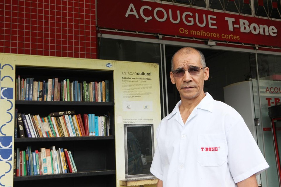 Luiz Amorim em frente ao seu açougue/centro cultural | Arquivo pessoal