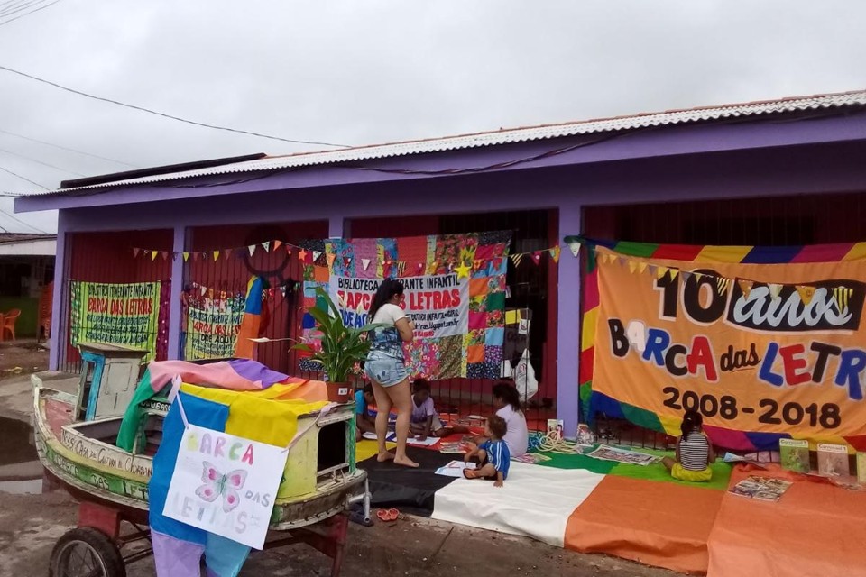 Biblioteca itinerante percorre rios da Amazônia para levar livros a comunidades isoladas Uma das visitas da Barca das Letras a comunidade ribeirinha | Arquivo pessoal
