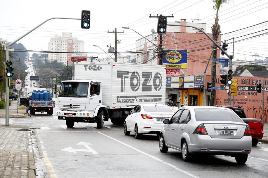 Sem placas nas transversais,, motoristas entram na contramão e tumultuam trânsito | Aniele Nascimento/Gazeta do Povo