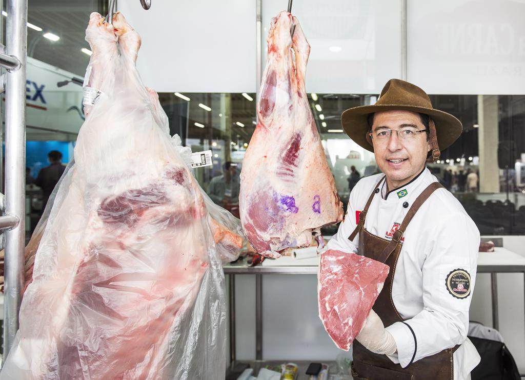 Marcelo Bolinha, especialista em desossa, ensina a aproveitar todo o potencial da picanha. | Leticia Akemi/Gazeta do Povo