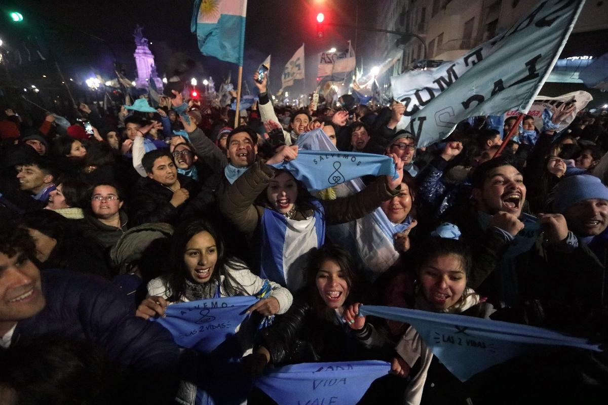Ativistas contrários à legalização do aborto celebram em frente ao Congresso Nacional, em Buenos Aires, em 9 de agosto de 2018 | ALBERTO RAGGIO/ AFP
