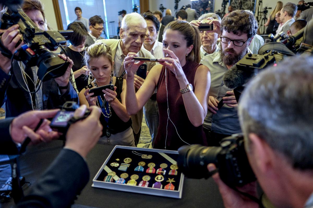 Uma dog tag e medalhas pertencentes ao sargento do Exército Charles Hobert McDaniel foram exibidas nesta quarta-feira (8) em Arlington, EUA | Bonnie Jo Mount/The Washington Post