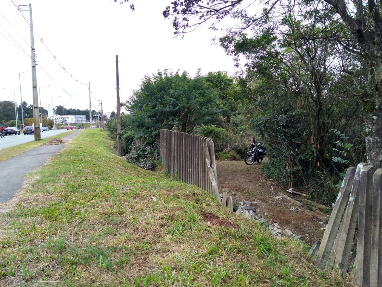 Um carro teria sido fechado por um caminhão na Linha Verde por volta das 23h30, capotado e atingido o muro da instituição | Aniele Nascimento/Gazeta do Povo