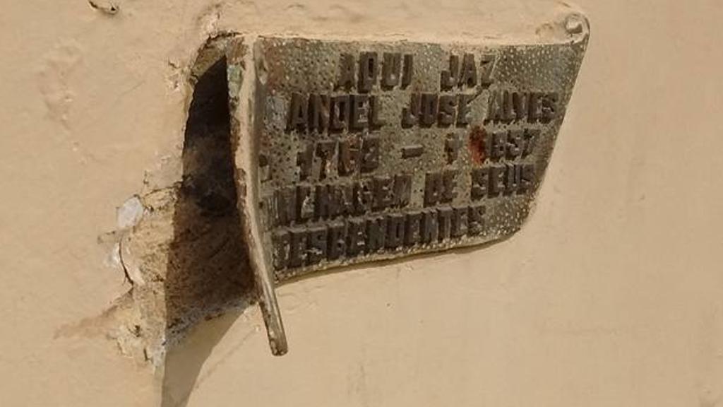 O item pertence ao túmulo do Capitão-Mor Manuel José Alves, fundador da centenária Igreja Bom Jesus do Saivá | Colaboração/Israel Rodrigues