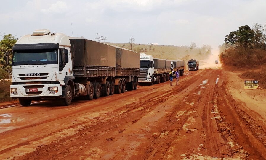 Além do intenso tráfego de caminhões pesados, o trecho da rodovia mais importante para o escoamento do agronegócio está em uma região de muita chuva. | Divulgação/EBC