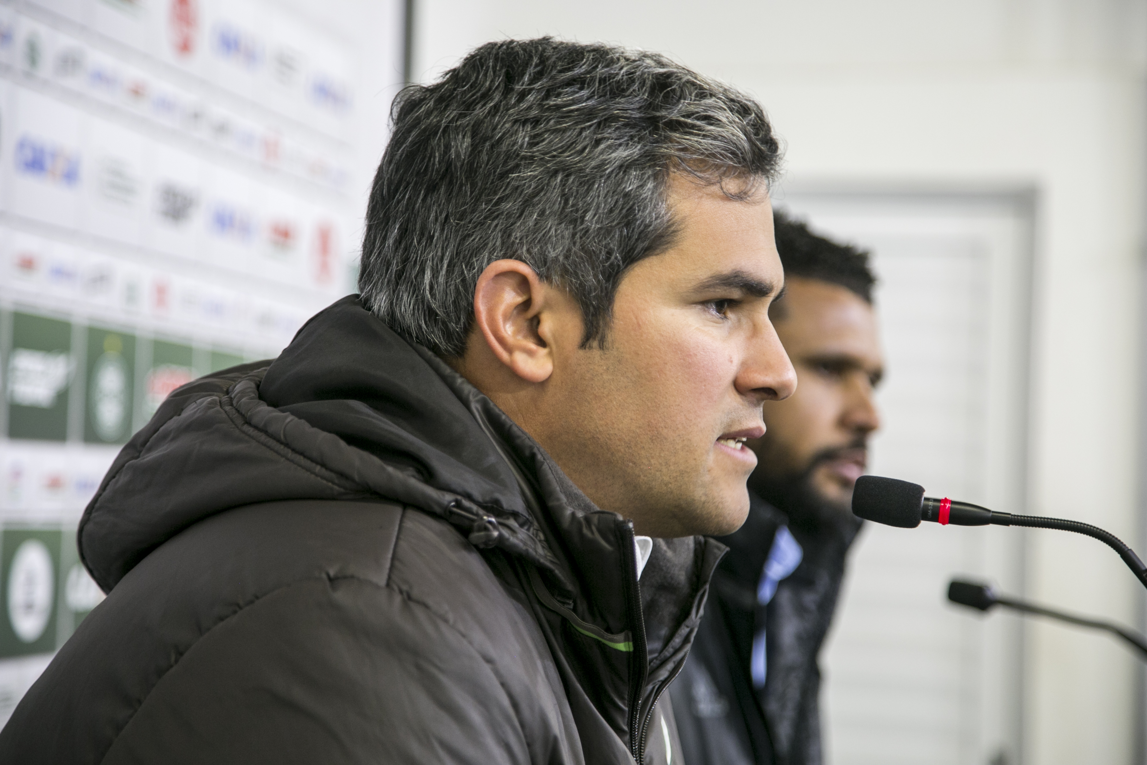 Oliveira e Pereira defenderam o trabalho do técnico Eduardo Baptista no Coritiba e cobraram os jogadores | Marcelo Andrade/Gazeta do Povo
